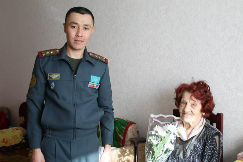 Женщин-ветеранов поздравили военные Петропавловска