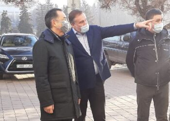 Аким Алматы посетил разгромленные офисы телеканалов и СМИ