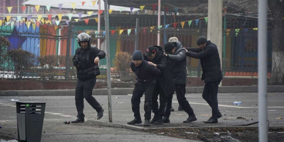 Токаев назвал сообщения о применении оружия против мирных демонстрантов дезинформативными