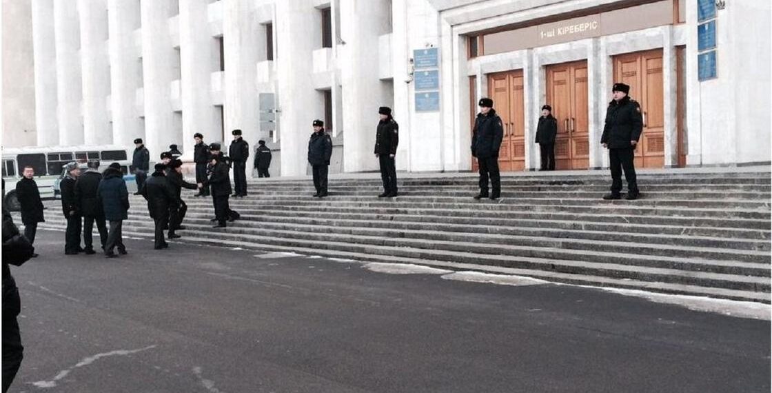 Протестующие начали штурм акимата города Алматы