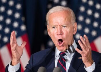 Президент США подписал указ о санкциях против России