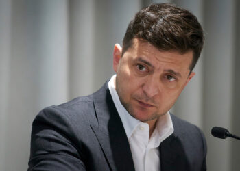 Зеленский ввел на территории Украины военное положение