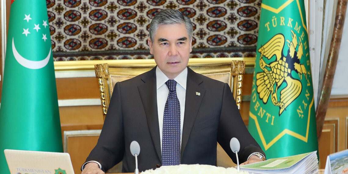 Глава Туркмении получил награду «Искусный дипломат Туркменистана»