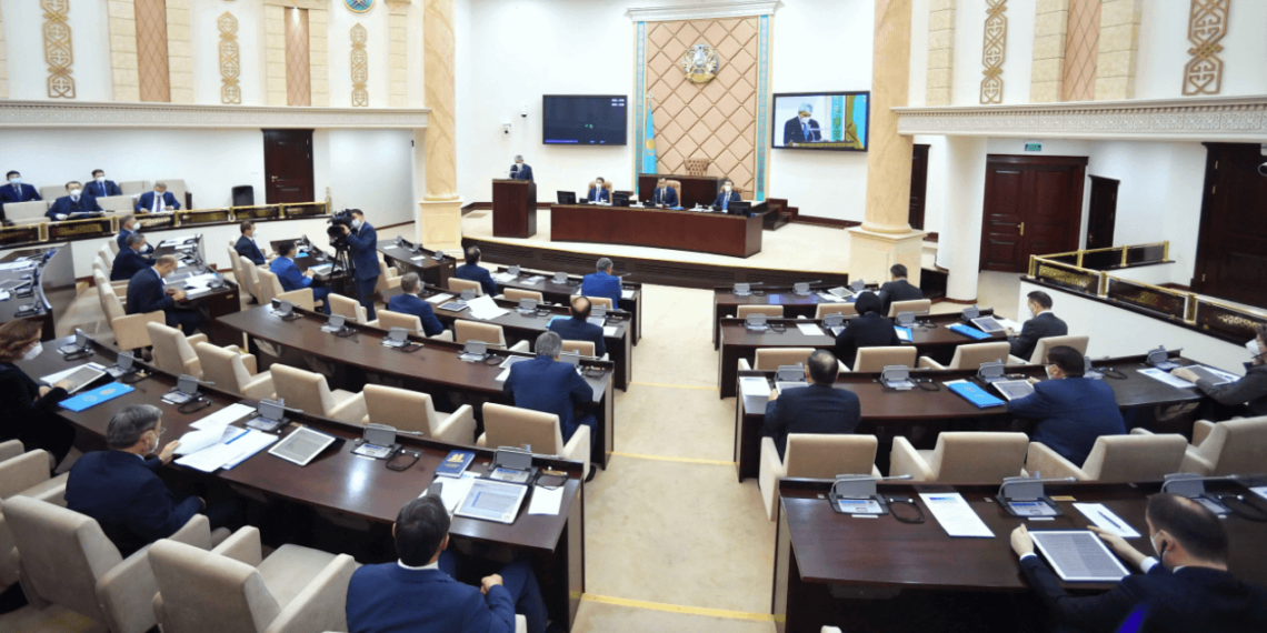 В Мажилисе досрочно прекратили полномочия некоторых депутатов