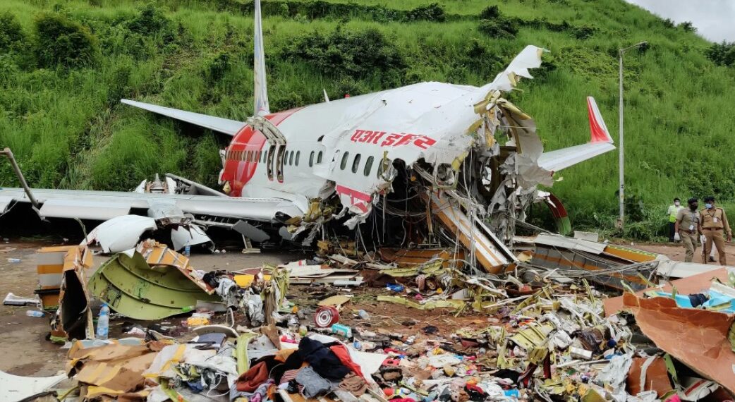 На месте крушения Boeing 737 на юге Китая тела пассажиров не обнаружены