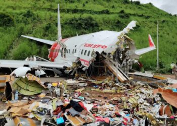 На месте крушения Boeing 737 на юге Китая тела пассажиров не обнаружены