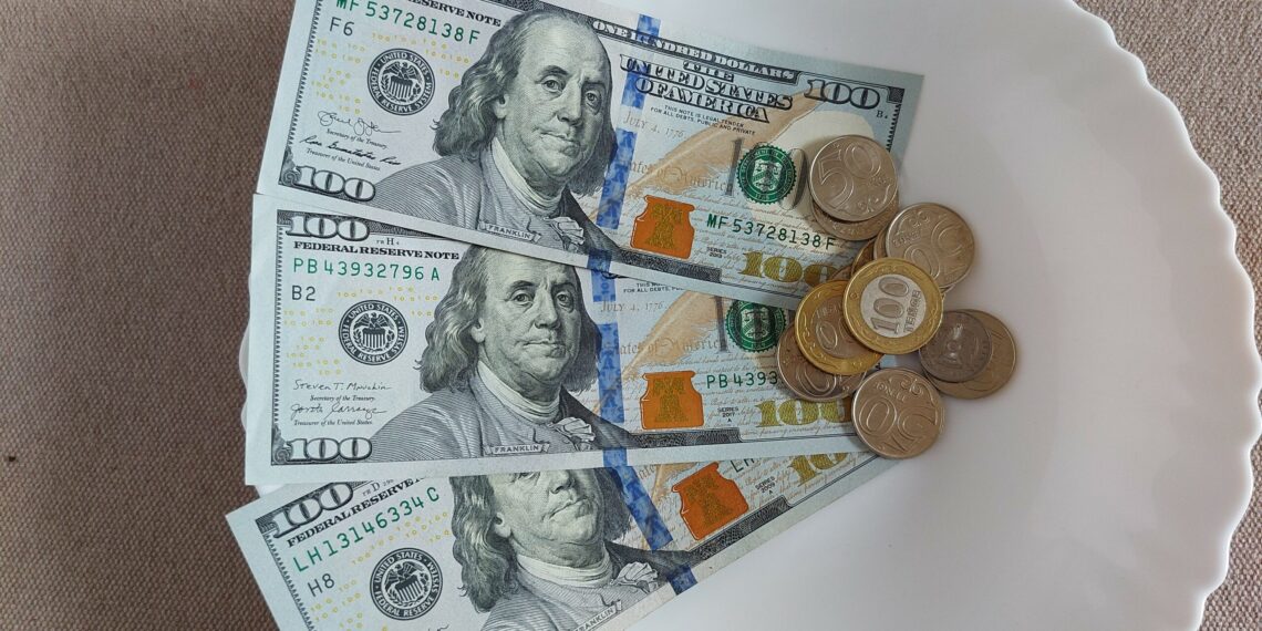 На бирже доллар достиг цены более 501 тенге