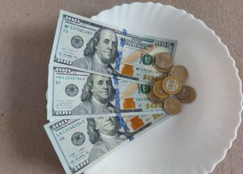 На бирже доллар достиг цены более 501 тенге