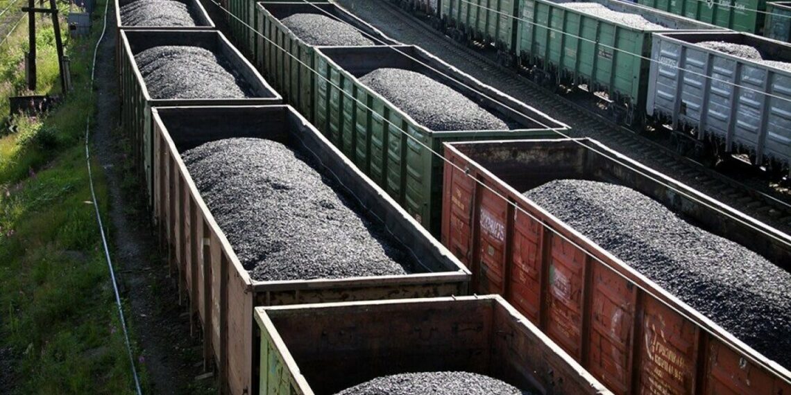 В Восточно-Казахстанской области грузовой поезд сошел с рельсов