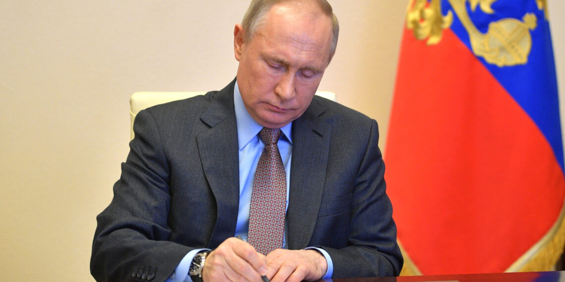 Путин подписал указ о продаже газа иностранным компаниям в рублях