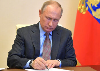 Путин подписал указ о продаже газа иностранным компаниям в рублях