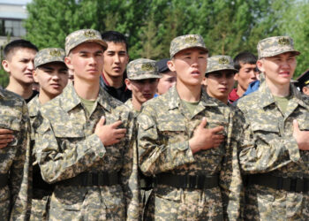 Президент Казахстана подписал закон по поводу воинской службы и жилья