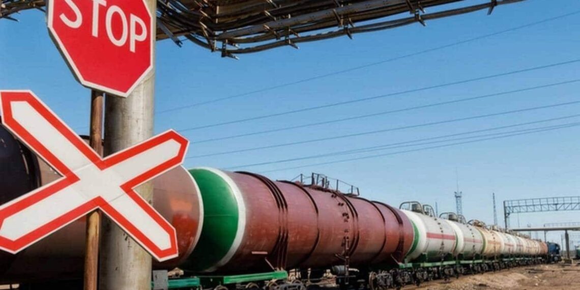 В РК хотят запретить вывоз нефтепродуктов