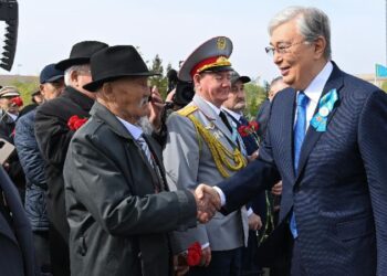 Токаев принял участие в церемонии возложения цветов к монументу «Отан Ана»