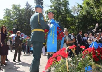 В Алматы 9 мая в Парке имени 28 героев-панфиловцев состоялось возложение цветов к Вечному огню