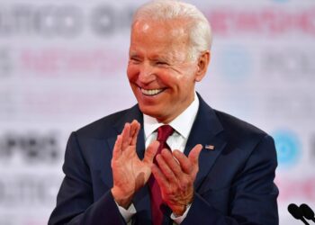 Байден посоветовал инвалиду-колясочнику «не прыгать», а незрячей — смотреть на фотографа