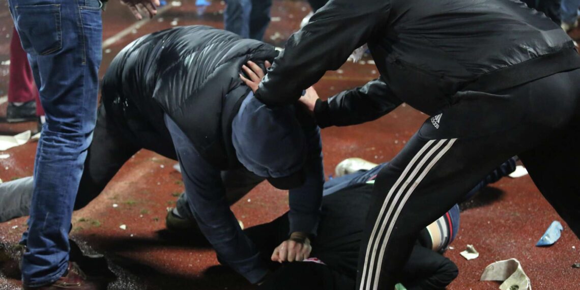 Произошла потасовка между полицейскими и молодыми людьми