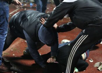 Произошла потасовка между полицейскими и молодыми людьми