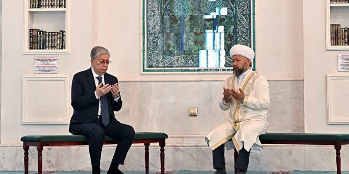 Токаев в Нур-Султане посетил мечеть Хазрет Султан