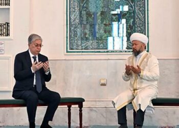 Токаев в Нур-Султане посетил мечеть Хазрет Султан