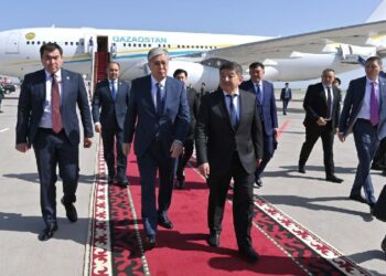 Токаев по приглашению Садыра Жапарова прибыл с официальным визитом в Кыргызстан