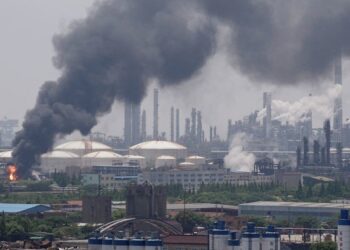 На нефтехимическом заводе в Шанхае начался крупный пожар