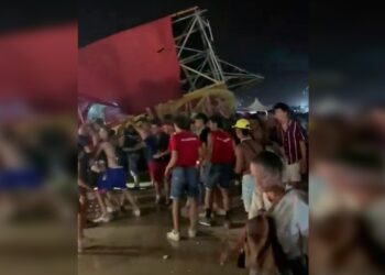 В Испании обрушилась сцена: есть пострадавшие