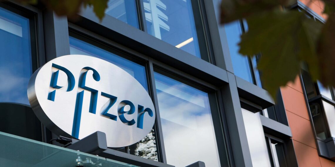 На компании Pfizer и BioNTech подали в суд