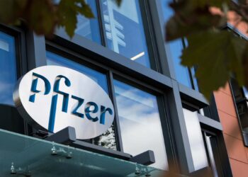 На компании Pfizer и BioNTech подали в суд