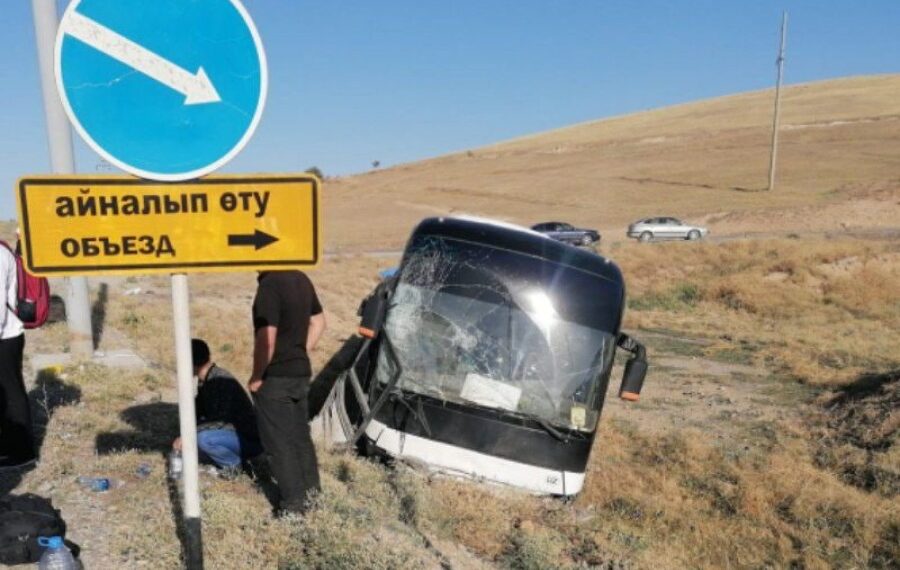 В Туркестанской области автобус с иностранцами попал в ДТП
