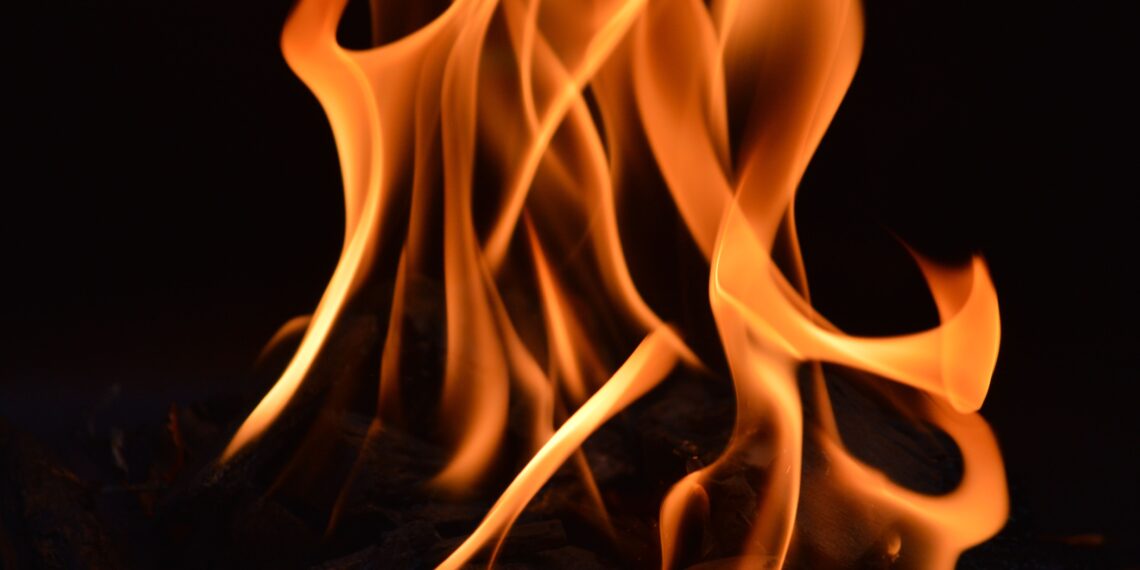 В Алматы загорелись склады