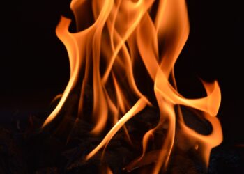 В Алматы загорелись склады