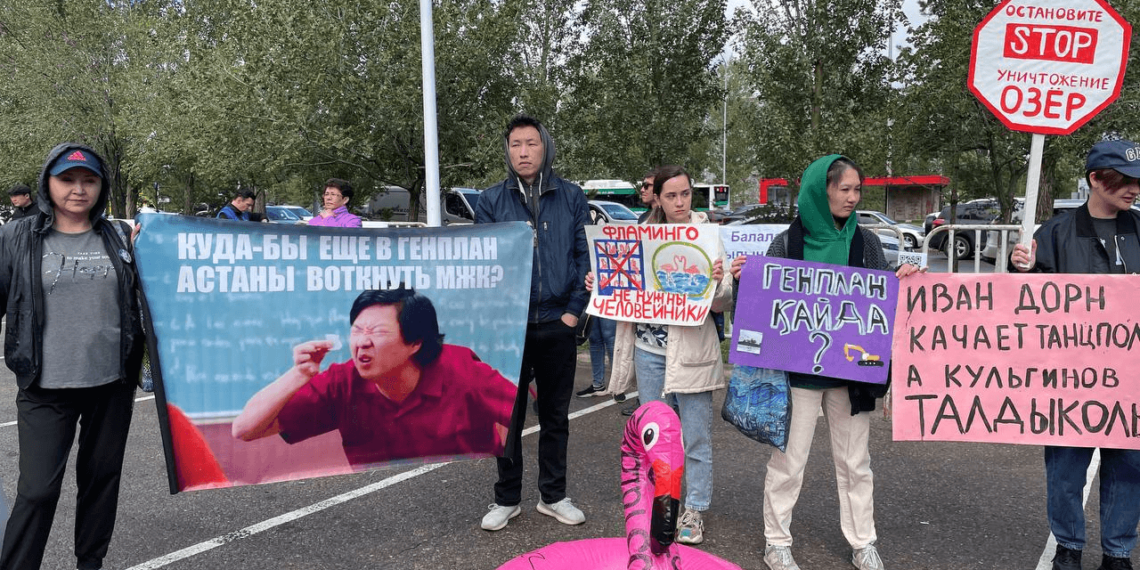 В столице Казахстана активисты устроили митинг