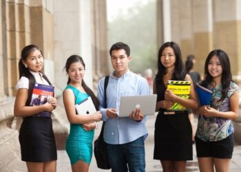 Аким Нур-Султана рассказал о соцпомощи на обучение абитуриентам