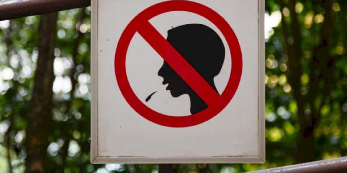 В РК намерены запретить плевки в общественных местах