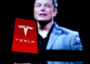 Илон Маск продал акции Tesla