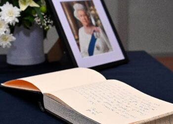 Токаев оставил запись в книге соболезнований посольства Великобритании в Казахстане