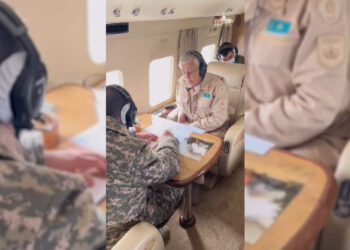 Токаев совершил облет пострадавших от природных пожаров территорий в Костанайской области