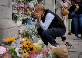 Карл III продлил траур по своей матери королеве Елизавете II