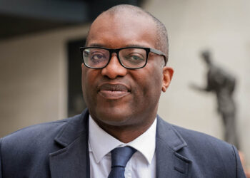 Квази Квартенг уволен с должности канцлера казначейства