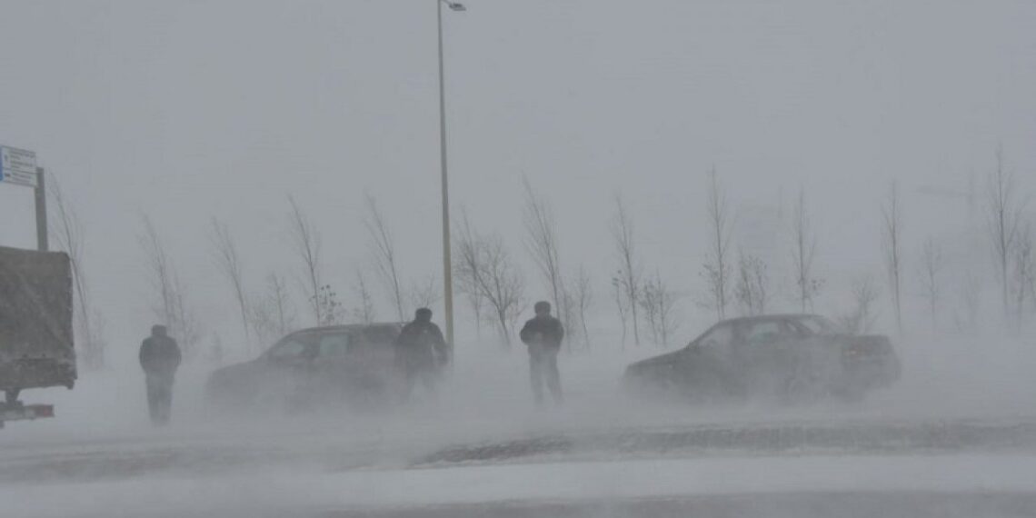 В нескольких областях Казахстана объявили штормовое предупреждение