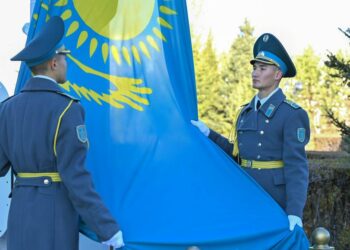 Токаев принял участие в поднятии государственного флага перед резиденцией Акорда