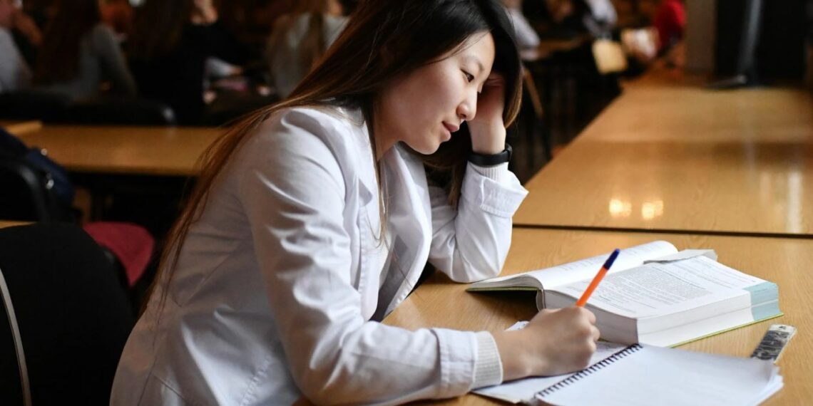 В Казахстане в ближайшее время начнется отбор студентов для бесплатного обучения в вузах России