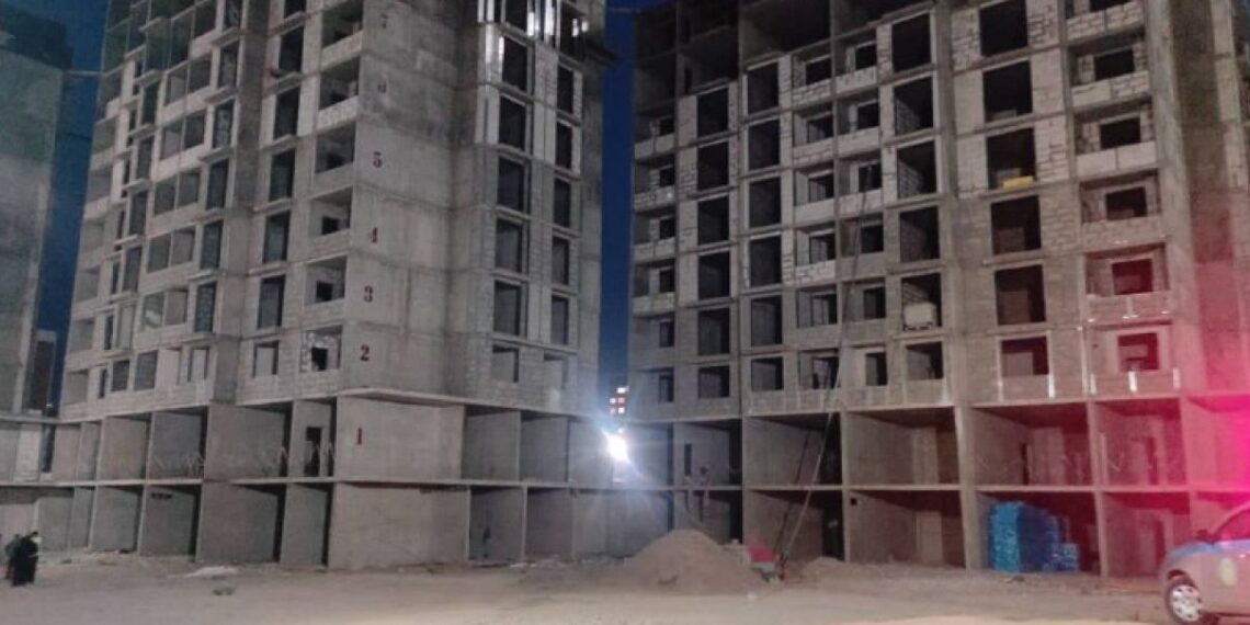 В Шымкенте на строительной площадке на 22-летнего рабочего упал деревянный брус