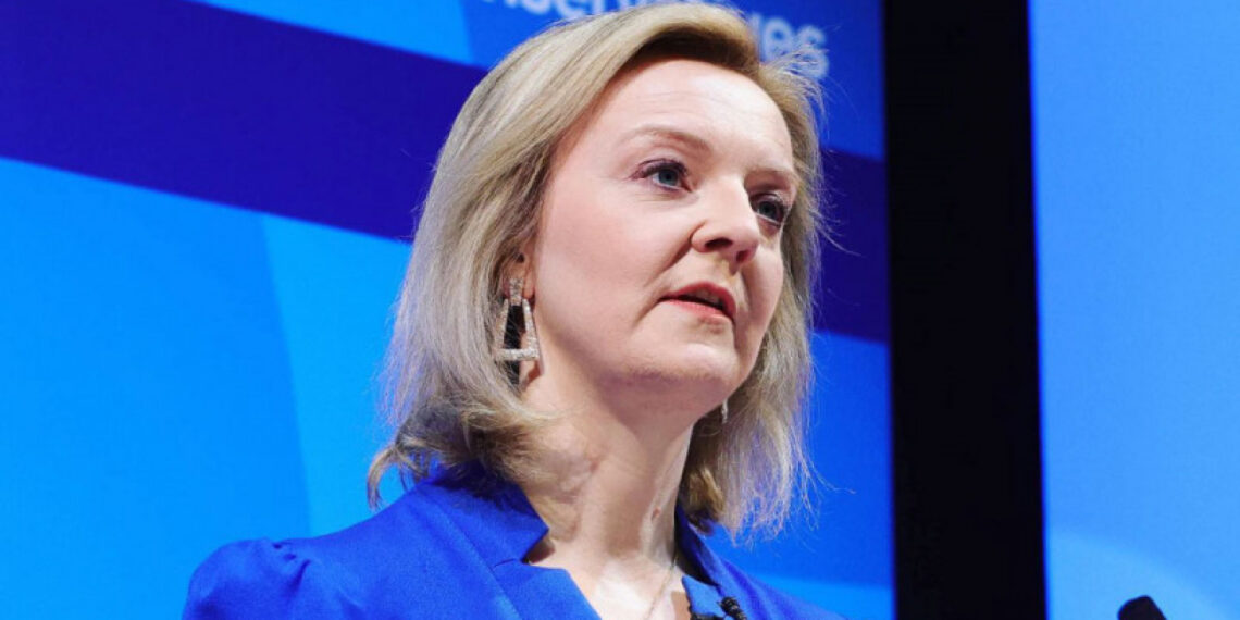 Карл III принял отставку премьер-министра Трасс