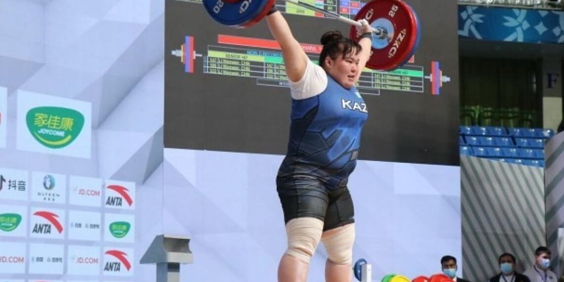 Казахстанская спортсменка Айзада Муптильда завоевала золотую медаль на чемпионате Азии по тяжелой атлетике