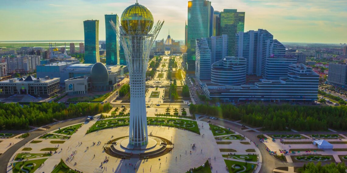 Около 70% казахстанцев считают правильным курс развития страны