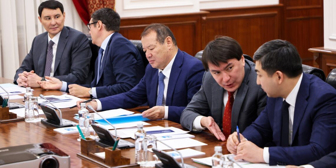 В правительстве провели заседание под председательством Алихана Смаилова