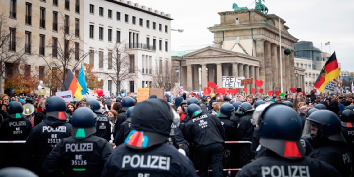 Работники промышленных предприятий Германии устроили забастовки