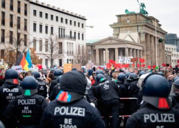 Работники промышленных предприятий Германии устроили забастовки